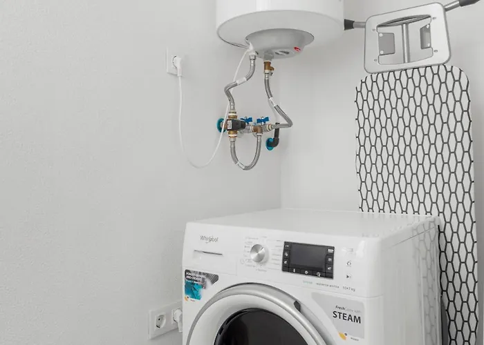 Casa Rosa - Prime Location With Pool And Parking Estepona